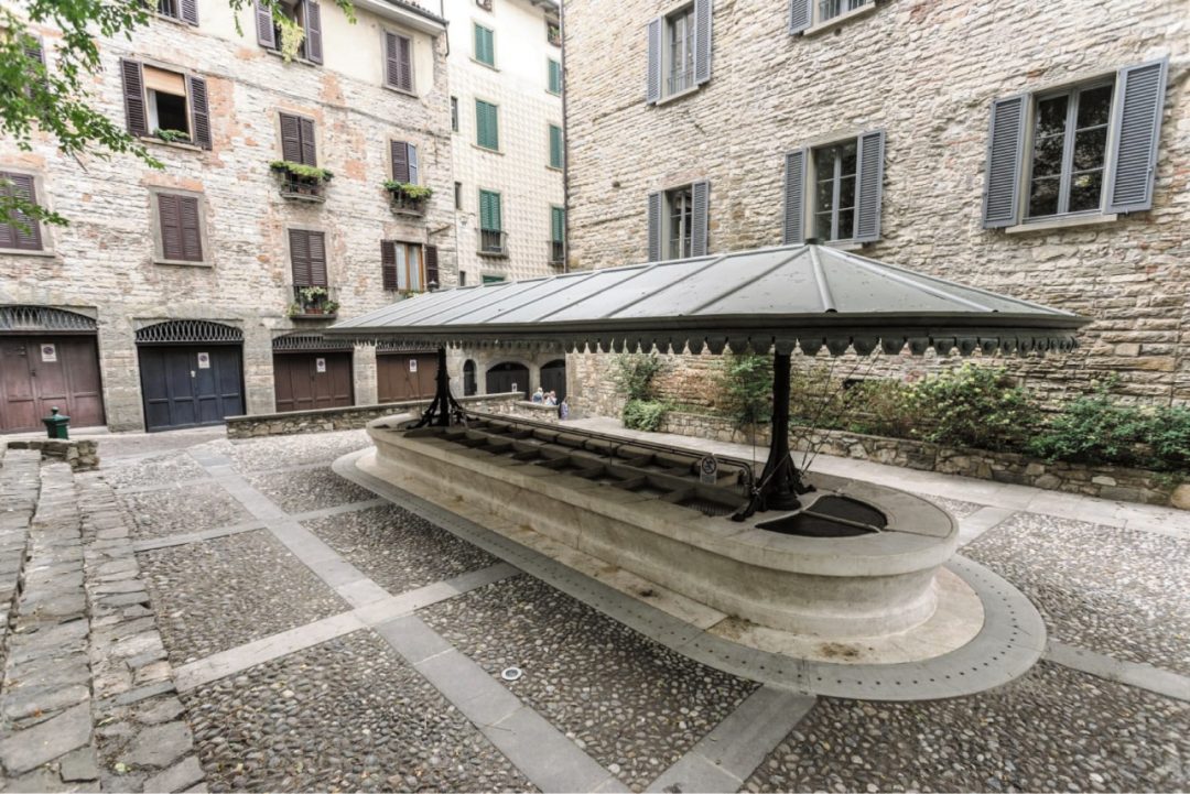 Sulle strade del pane e dell’acqua: a Bergamo alta, tra antichi lavatoi e storiche botteghe