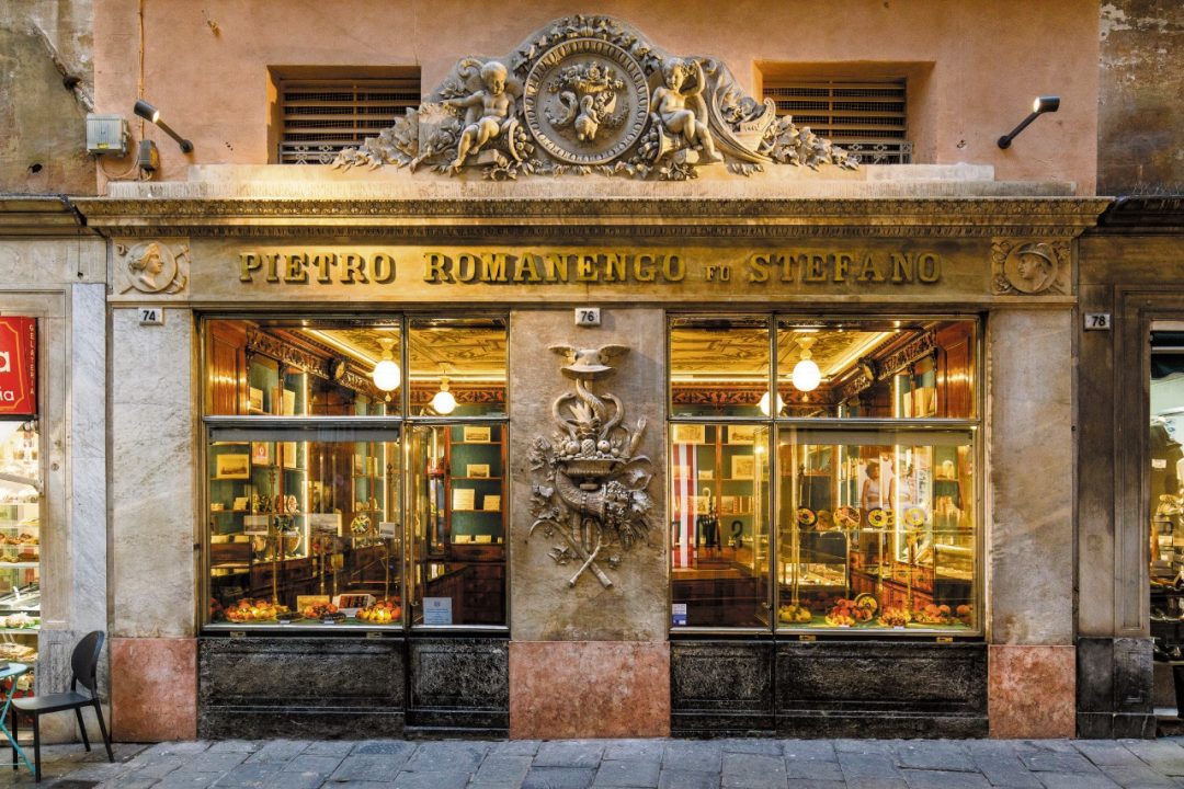 A spasso per Genova, tra le botteghe e i negozi storici