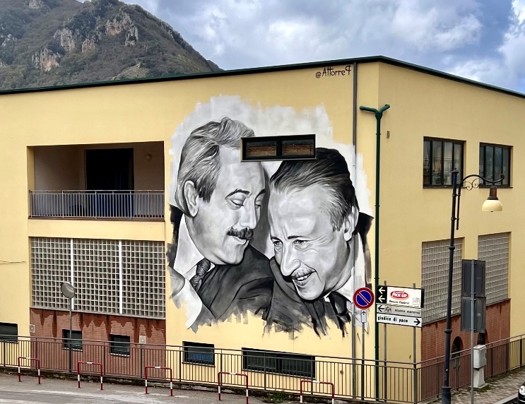 Vietri di Potenza: “Siamo vivi”, il murale di Attorrep che celebra Falcone e Borsellino