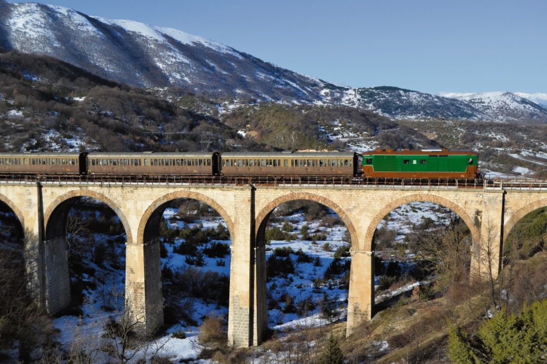 Transiberiana d’Italia: il super panoramico treno storico che viaggia tra Abruzzo e Molise
