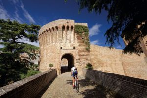 Borghi, canyon, castelli nelle Marche: itinerari in bici per scoprirli