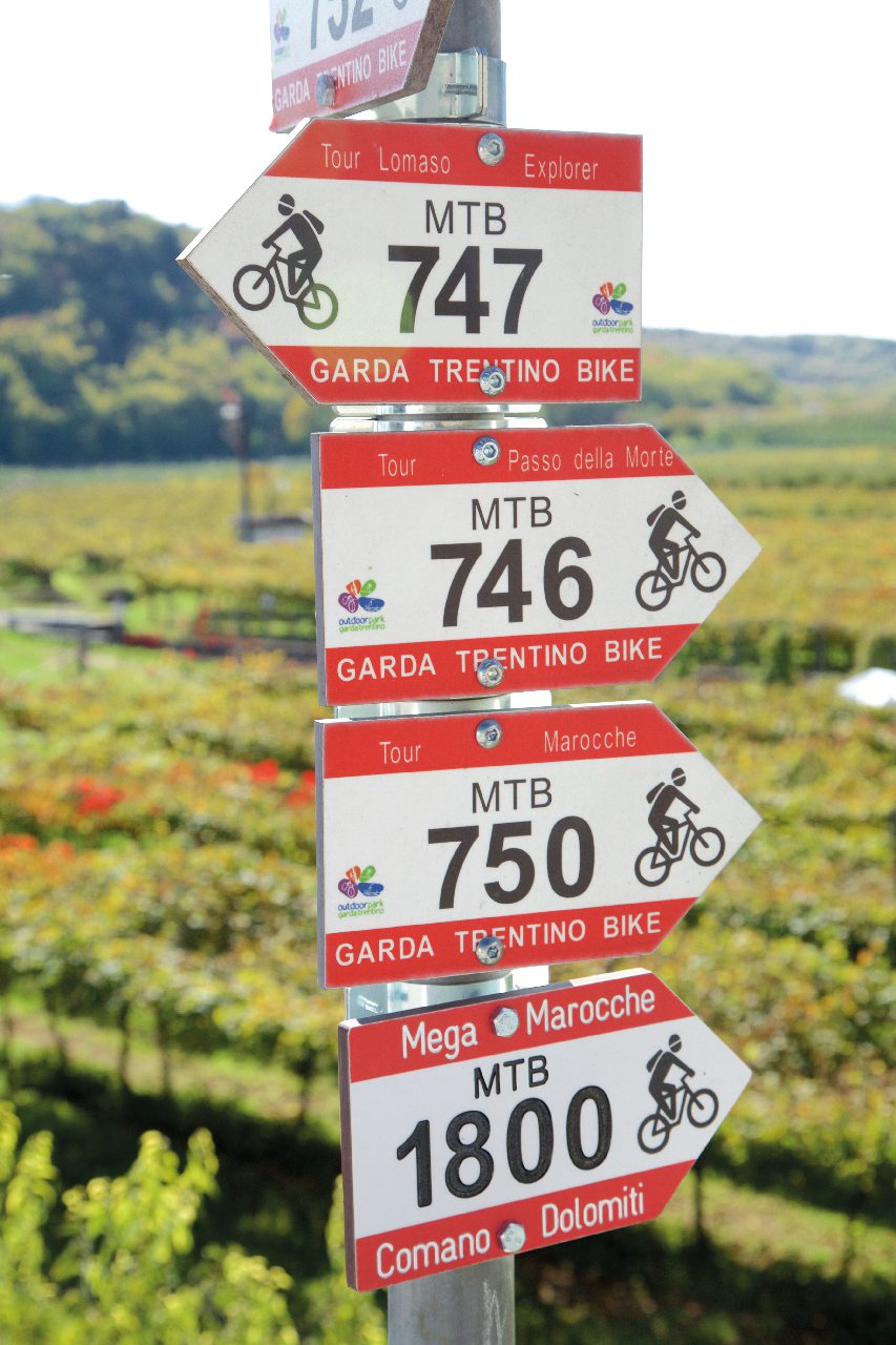Questa è una delle piste ciclabili più belle del Trentino. Si pedala da un lago all’altro, lungo un fiume
