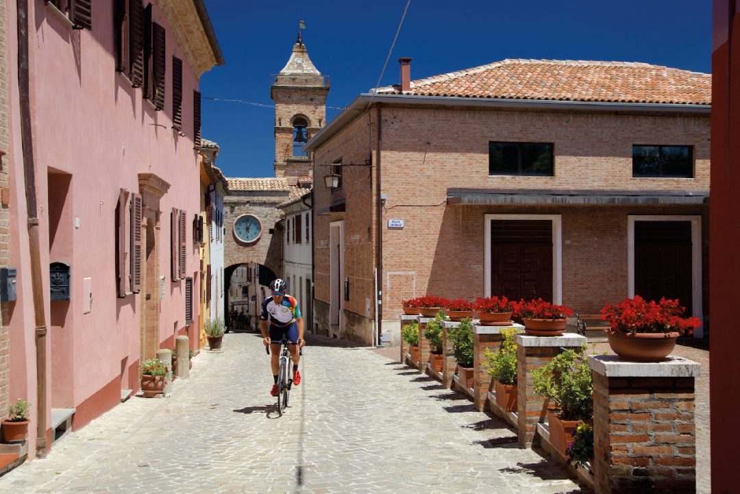 Borghi, canyon, castelli nelle Marche: itinerari in bici per scoprirli