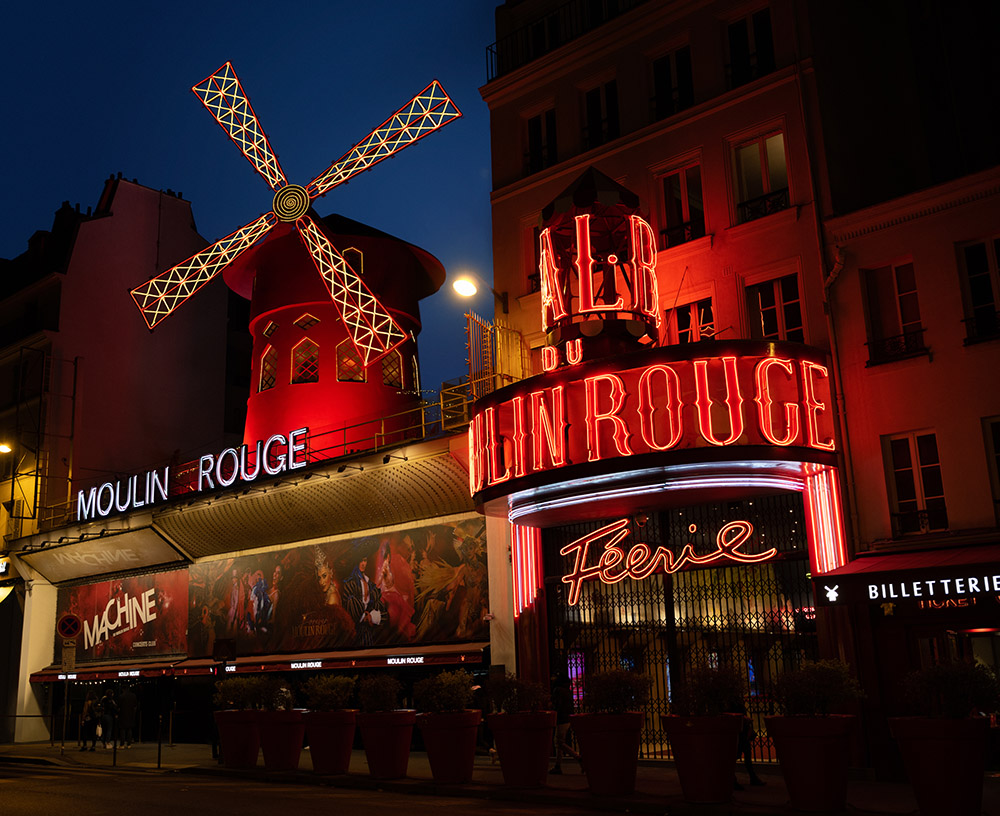 Come dormire una notte al Moulin Rouge a Parigi