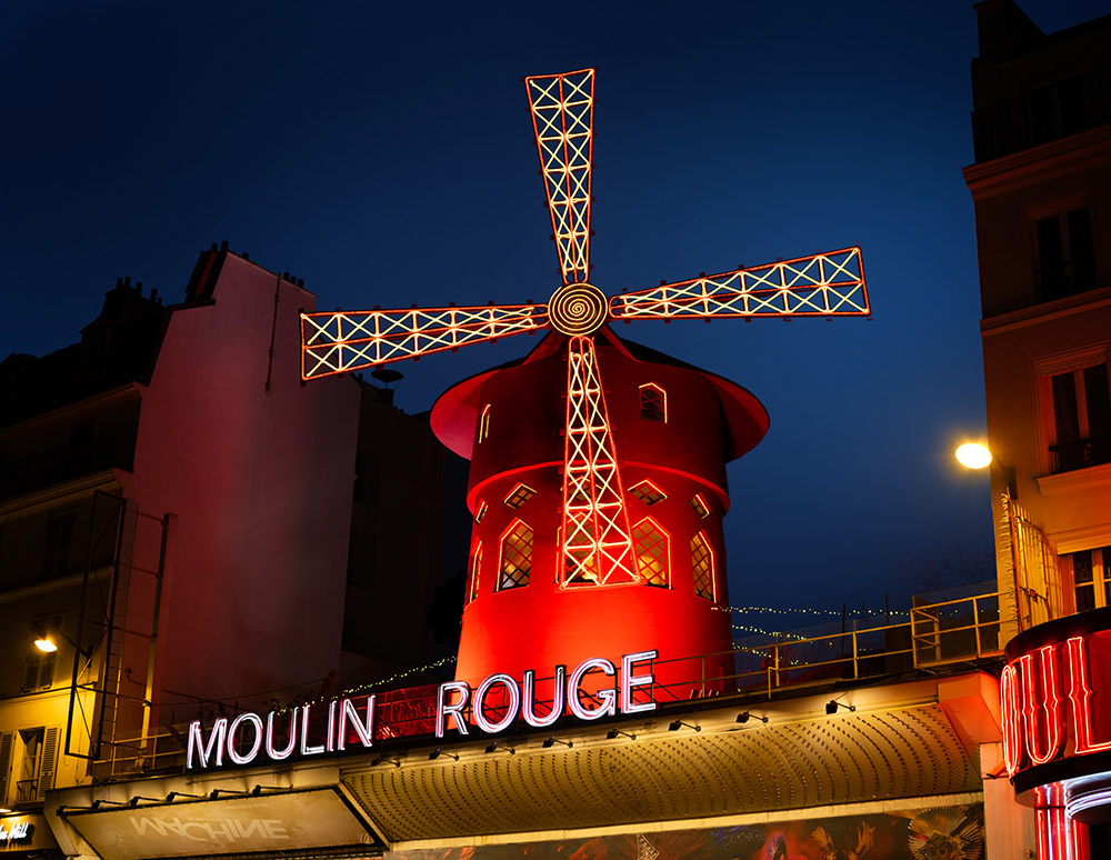 Come dormire una notte al Moulin Rouge a Parigi