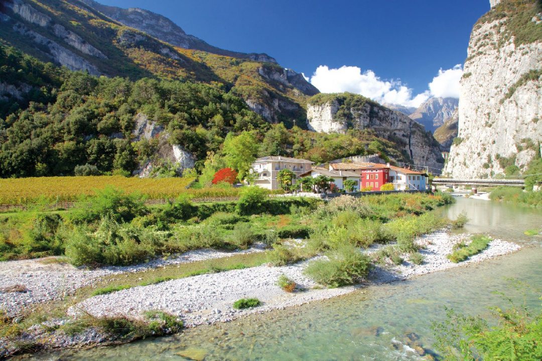 Questa è una delle piste ciclabili più belle del Trentino. Si pedala da un lago all’altro, lungo un fiume