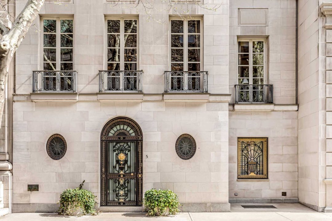 Oro, stucchi, marmi: viaggio nella casa dove visse Gianni Versace, in vendita per 70 milioni di dollari