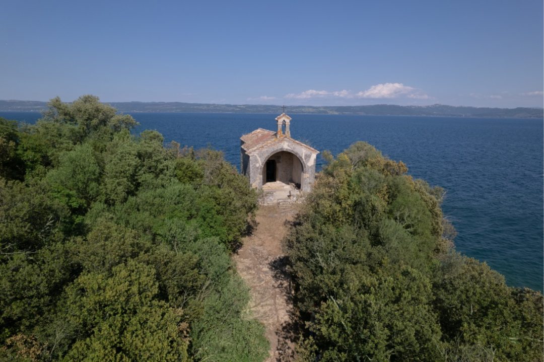 Apre ai visitatori l’Isola Bisentina: alla scoperta di uno scrigno di misteri, arte e natura