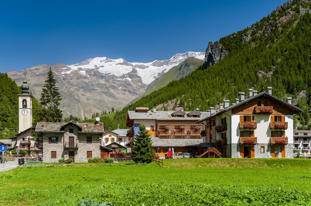 Tra i monti, in riva al lago, immersi nelle foreste: 15 borghi alpini da vedere in estate