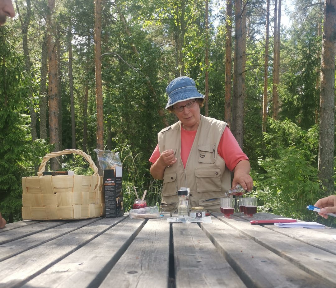 Foraging nella foresta finlandese