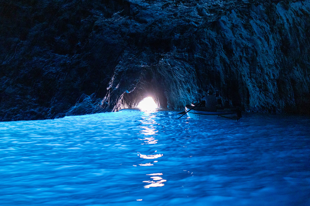 La Grotta Azzurra, dove l’acqua è più blu