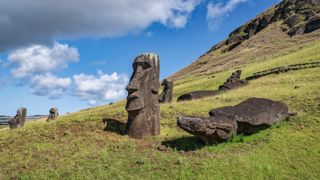 L’Isola di Pasqua riapre il 4 agosto. Ecco dove si trova e come arrivare nella terra dei moai