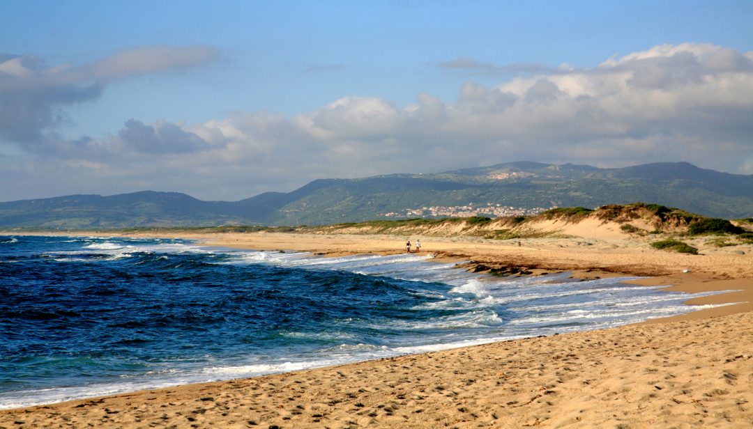 Sardegna da scoprire: Valledoria, spiagge dorate, natura e vento per volare sulle onde