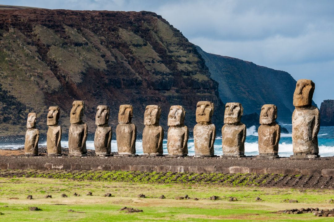 L’Isola di Pasqua riapre il 4 agosto. Ecco dove si trova e come arrivare nella terra dei moai