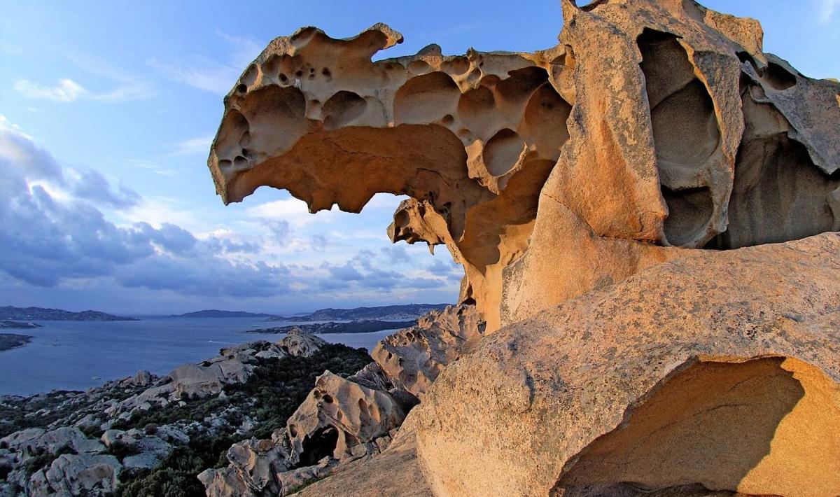 Palau: l’orso di roccia che guarda il mare e domina il nord della Sardegna
