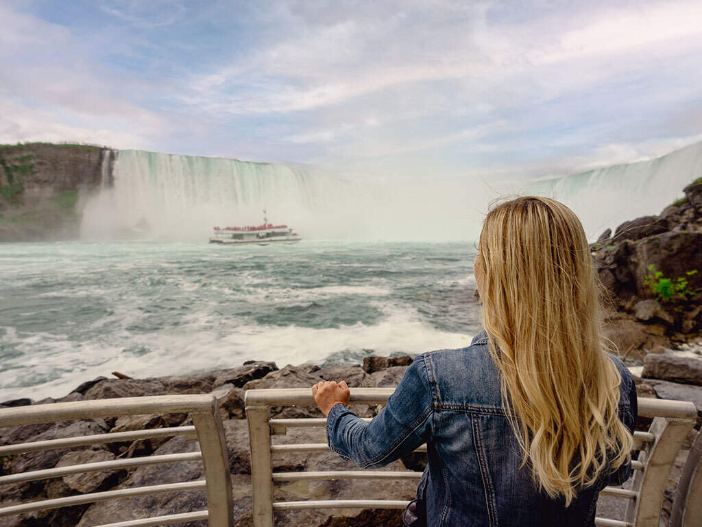 Cascate del Niagara: ora si possono ammirare da un tunnel centenario appena riaperto