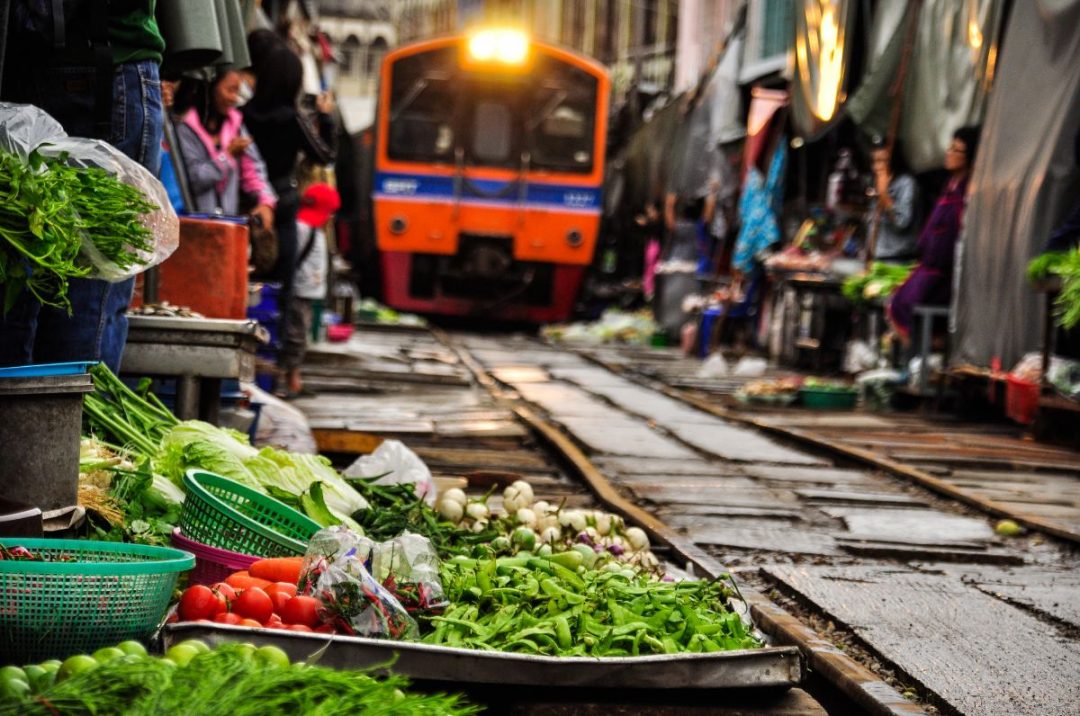Il mercato ferroviario di Maeklong