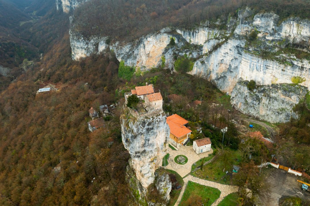 Quaranta metri sopra il cielo: la chiesa più isolata del mondo, a strapiombo su una roccia in Georgia