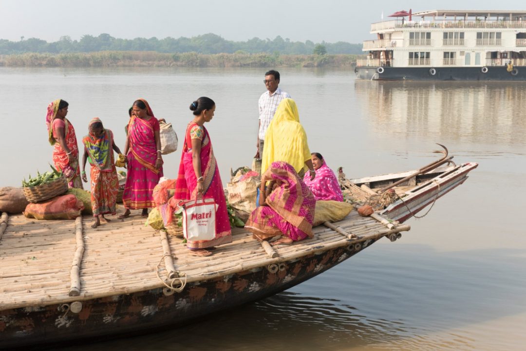 Crociera sul fiume Hooghly in India Donne sul traghetto a Matiari 