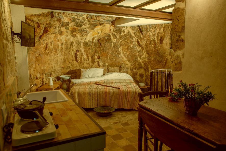 Camera da letto nella Cava Ispica, in Sicilia 