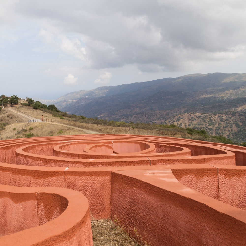 Labirinto di Arianna: non è a Creta. È un’opera di Land Art in Sicilia