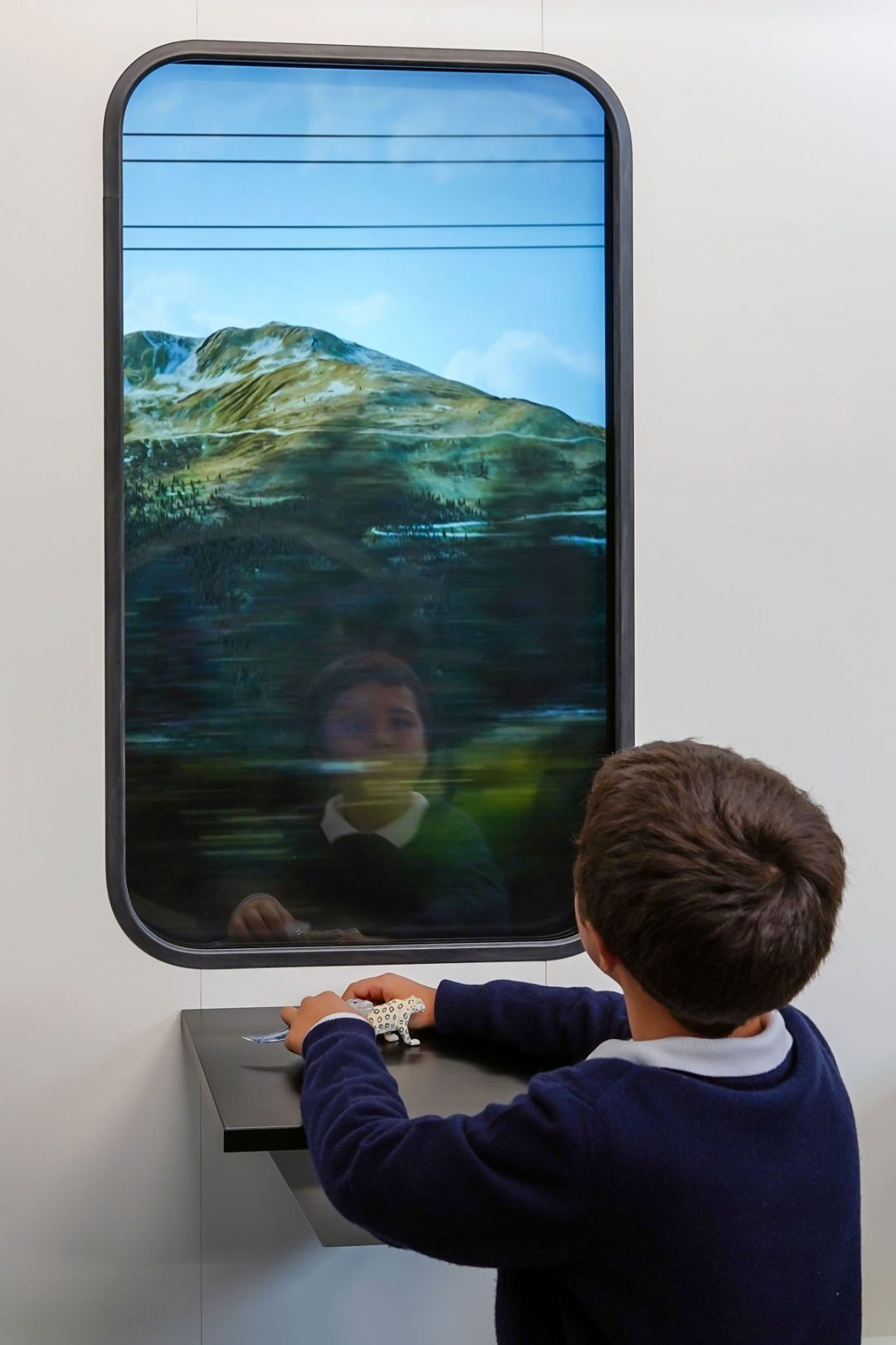 finestrino digitale nella mostra Oltrepassare a Milano