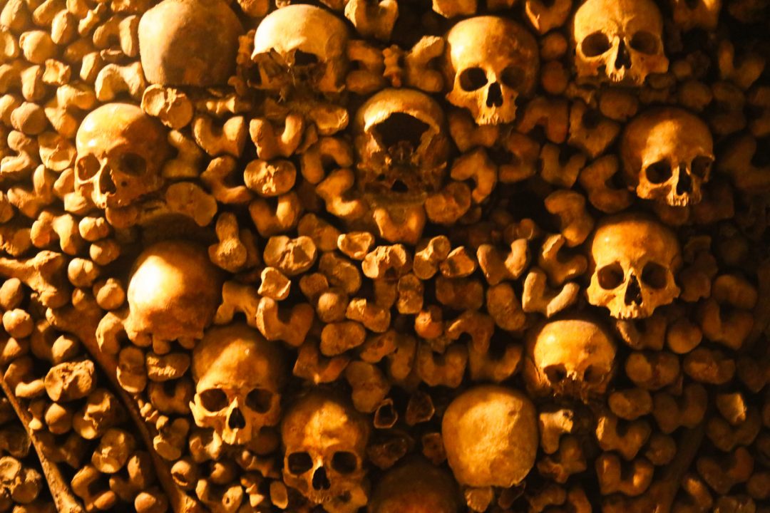 nelle catacombe di Parigi cumuli di ossa teschi