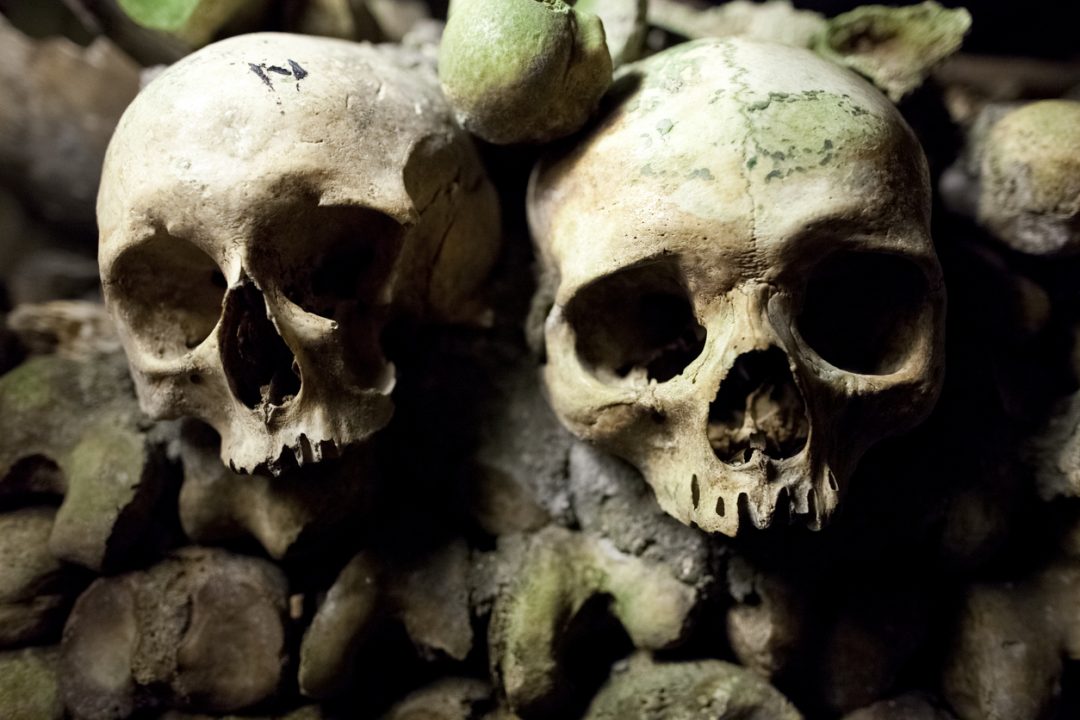 teschi e ossa catacombe di Parigi