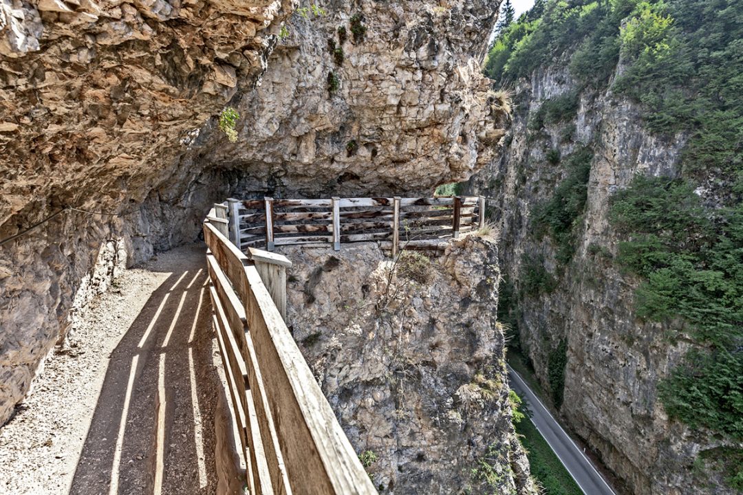 Val di Non, il sentiero nella roccia che porta al Santuario di San Romedio