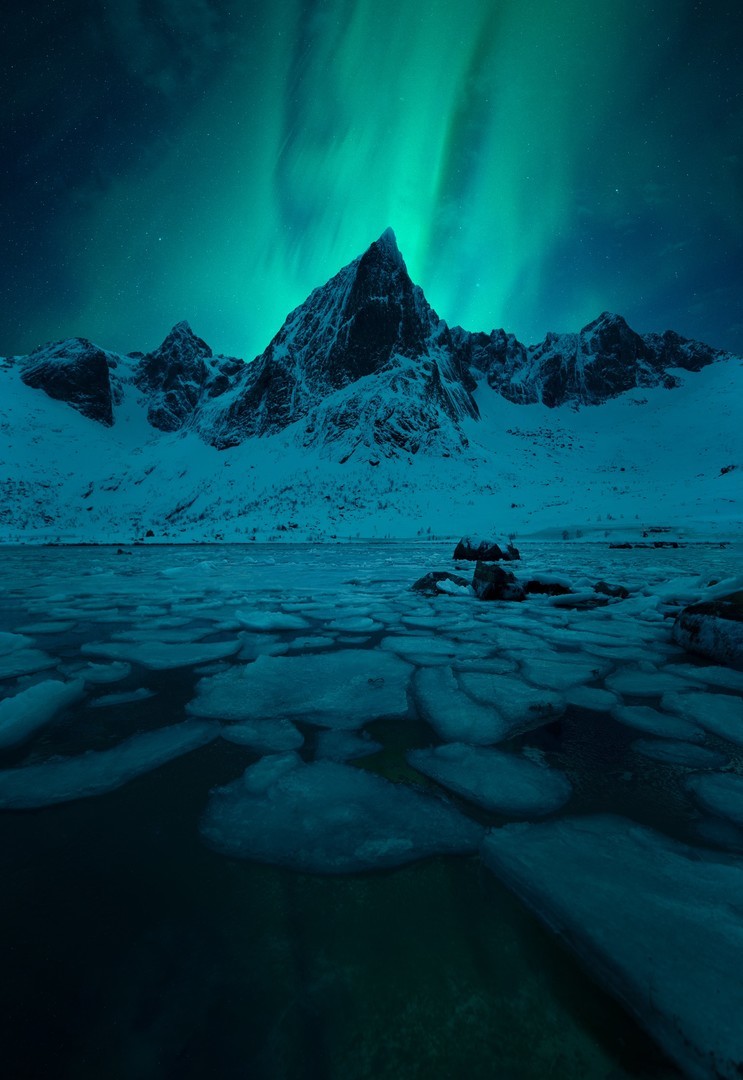“Northern Lights over Dramatic Lofoten Peaks”, di David Haring
