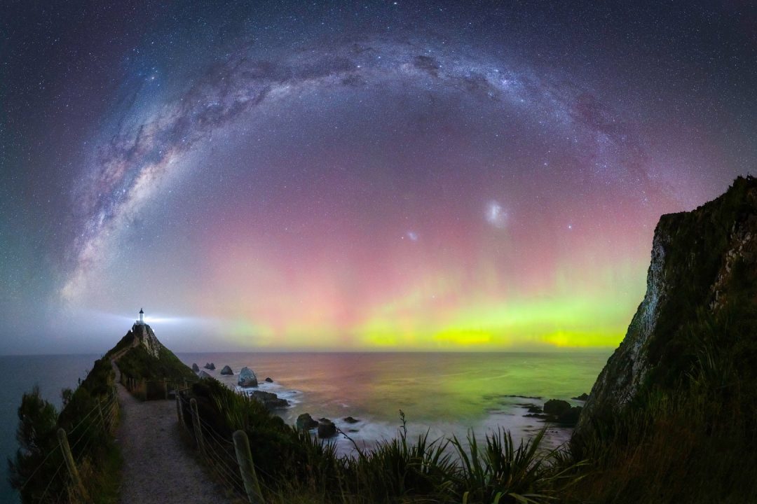 “Nugget Point Lighthouse Aurora” di Douglas Thorne