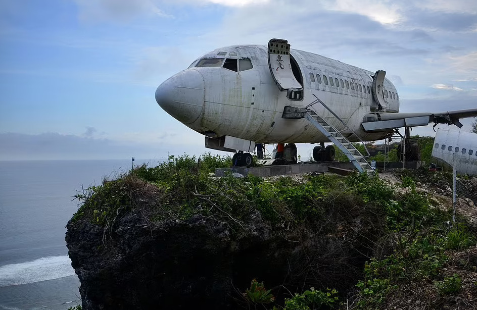 Il Boeing 737 abbandonato diventa un resort di lusso (da 6800 dollari a notte)