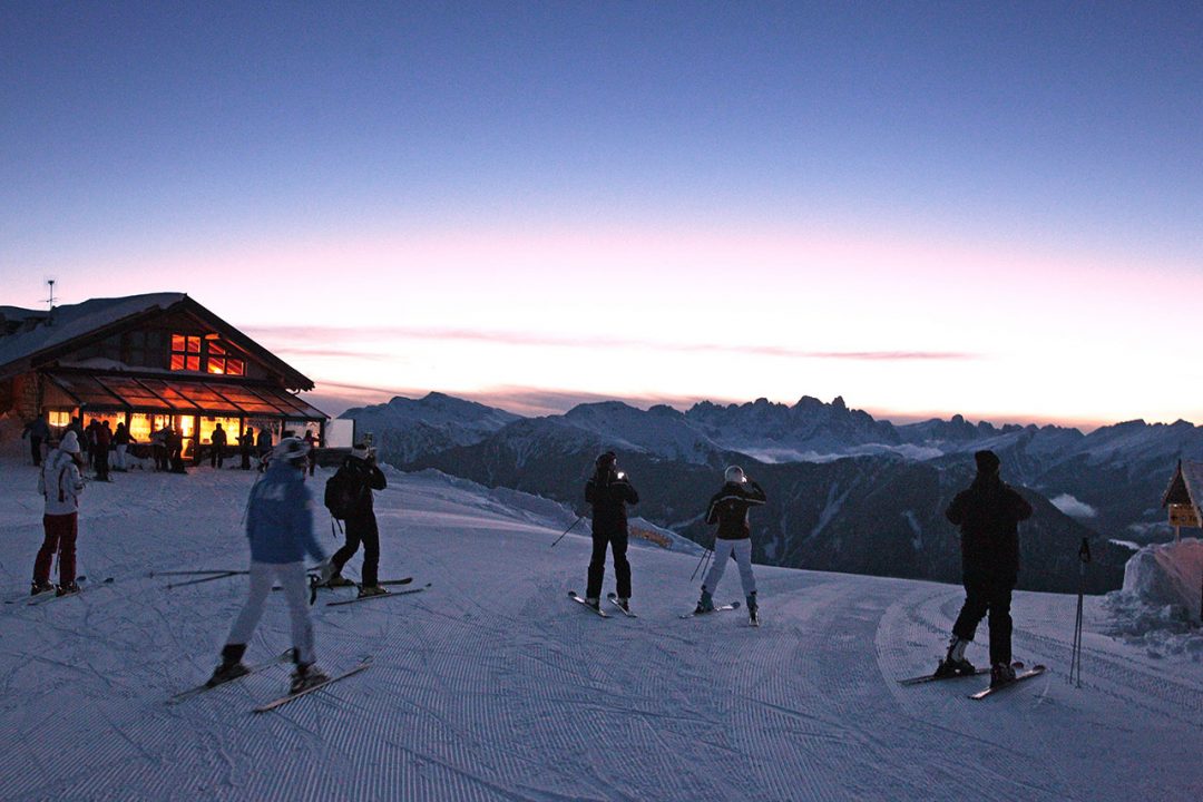 Discesa all’alba dalla Baita Passo Feudo nello Ski Center Latemar
