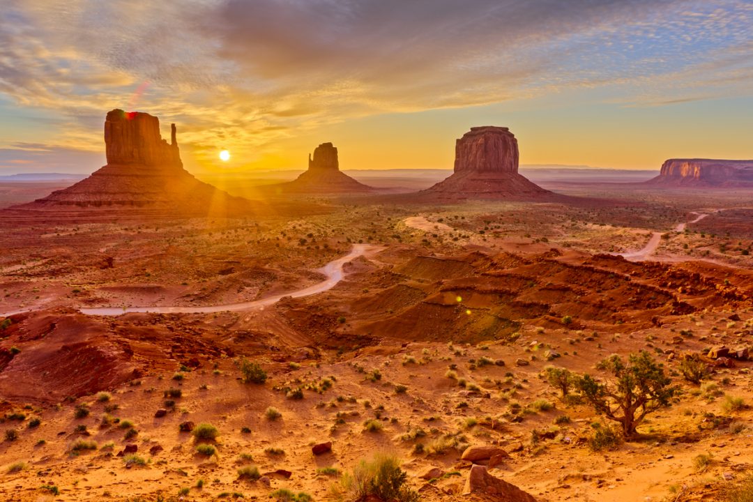 Monument Valley Navajo Tribal Park confine tra Utah e Arizona