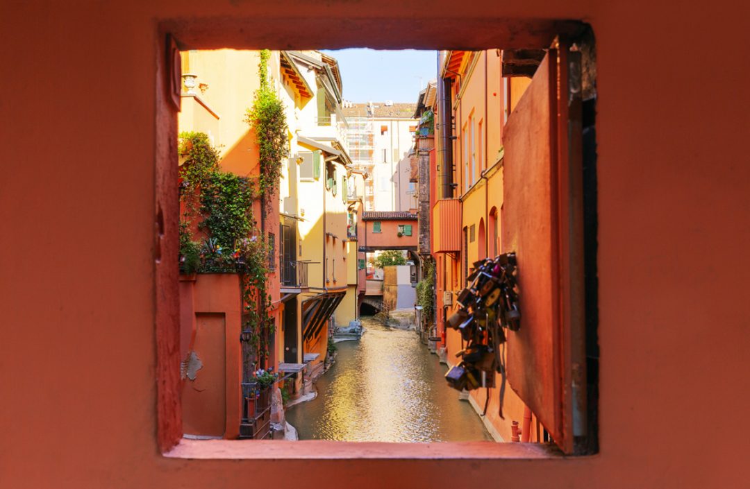 Via Piella e la finestrella di Bologna | Dove Viaggi