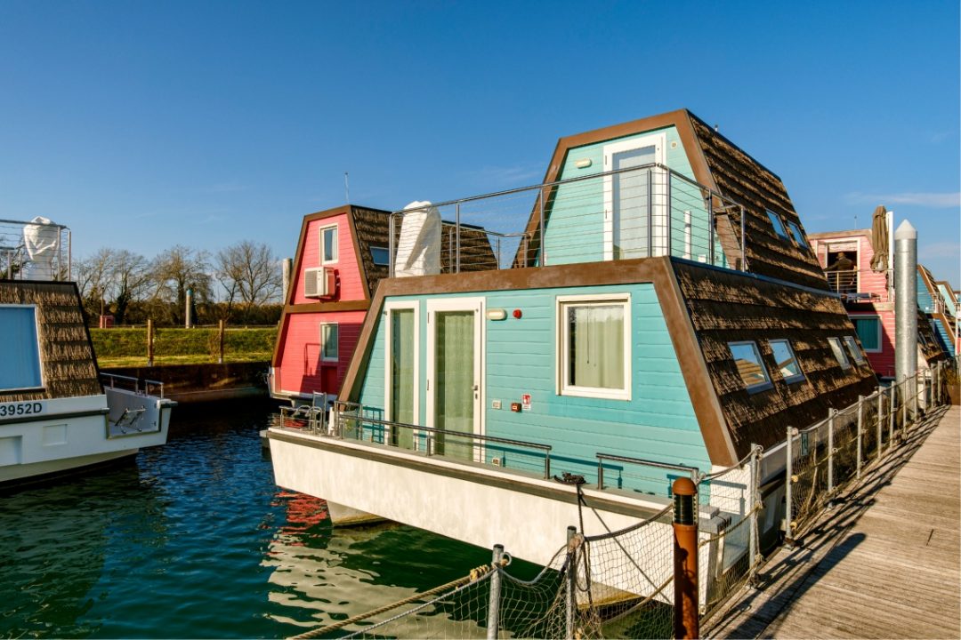 case galleggiante al Marina Azzurra Resort