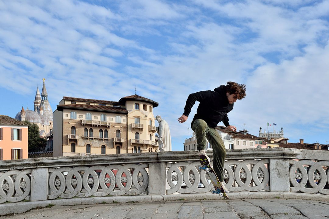 giovane sullo skateboard a Prato della Valle