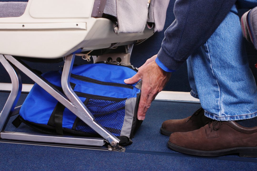 zaino viaggio aereo piccolo bagaglio a mano posizionato sotto stile del passeggero
