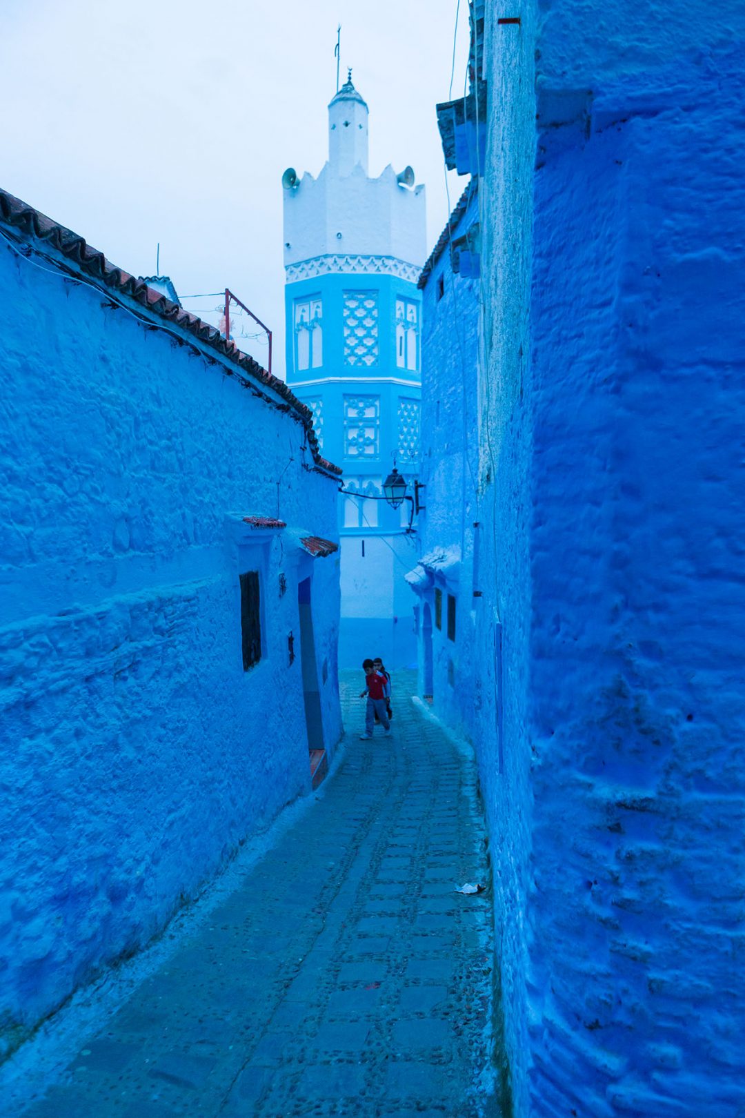 Il minareto della Moschea di Chefchaouen visto da un vicolo della medina.