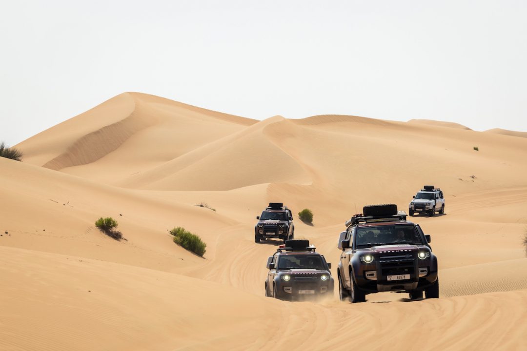 L’esperienza: cavalcare le dune di Dubai con la nuova Defender 130 (da otto posti)