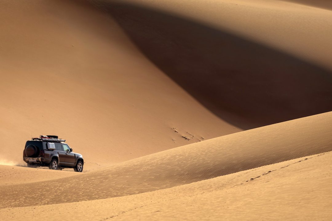L’esperienza: cavalcare le dune di Dubai con la nuova Defender 130 (da otto posti)