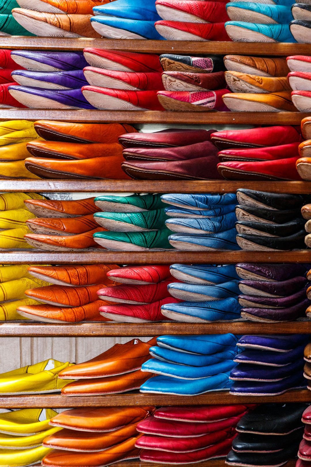 pantofole marocchine sugli scaffali di un negozio a Fez.
