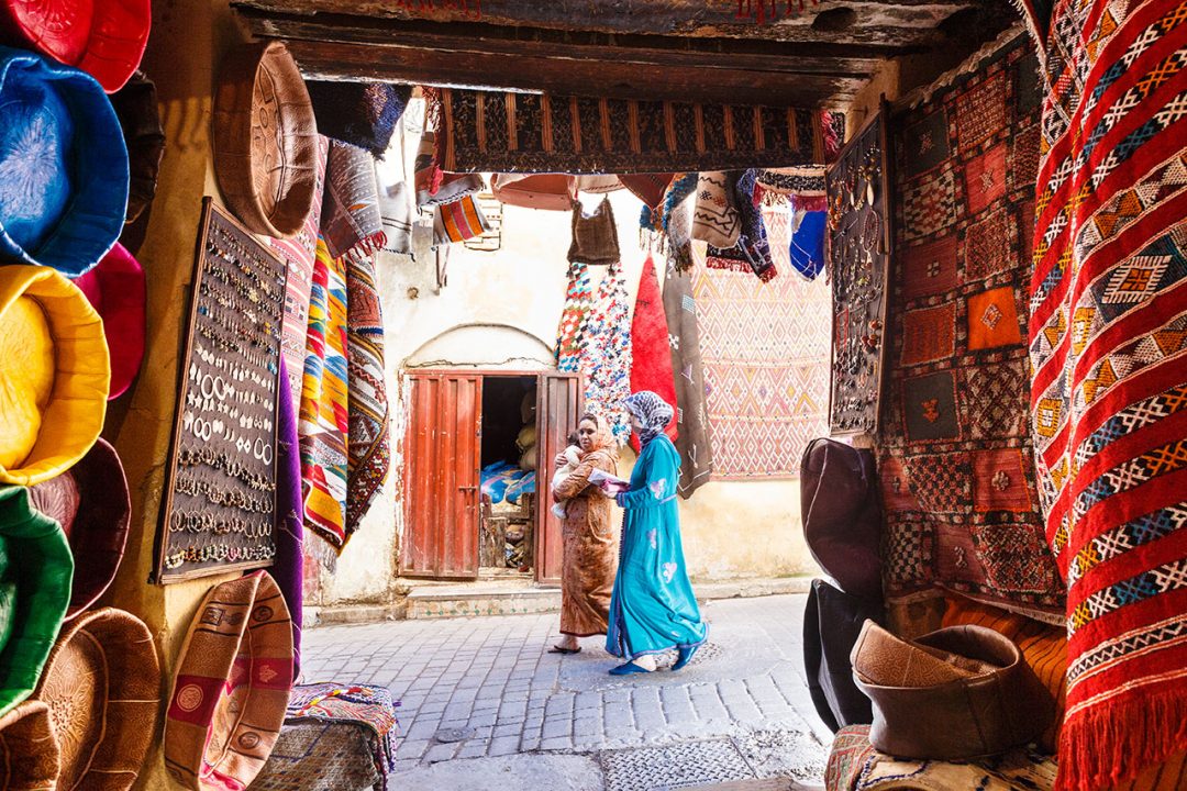  Un vicolo di Fez con i tappeti in vendita  