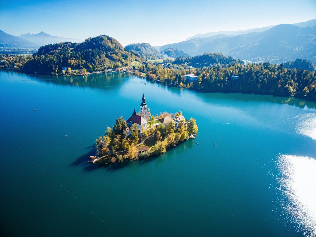 Lago di Bled con isola al centro Slovenia