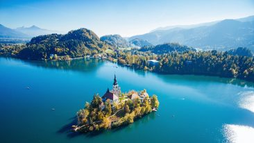 Lago di Bled con isola al centro Slovenia