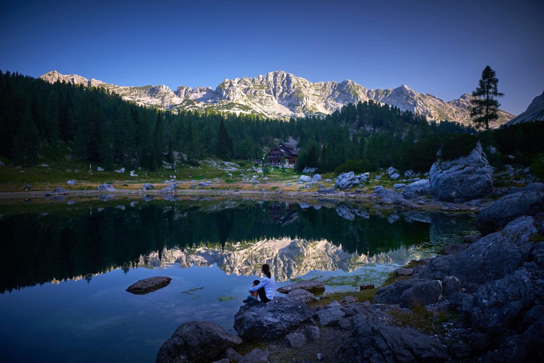 Monte Triglav e lago nel Parco Nazionale del Triglav Slovenia