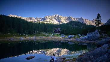 Monte Triglav e lago nel Parco Nazionale del Triglav Slovenia