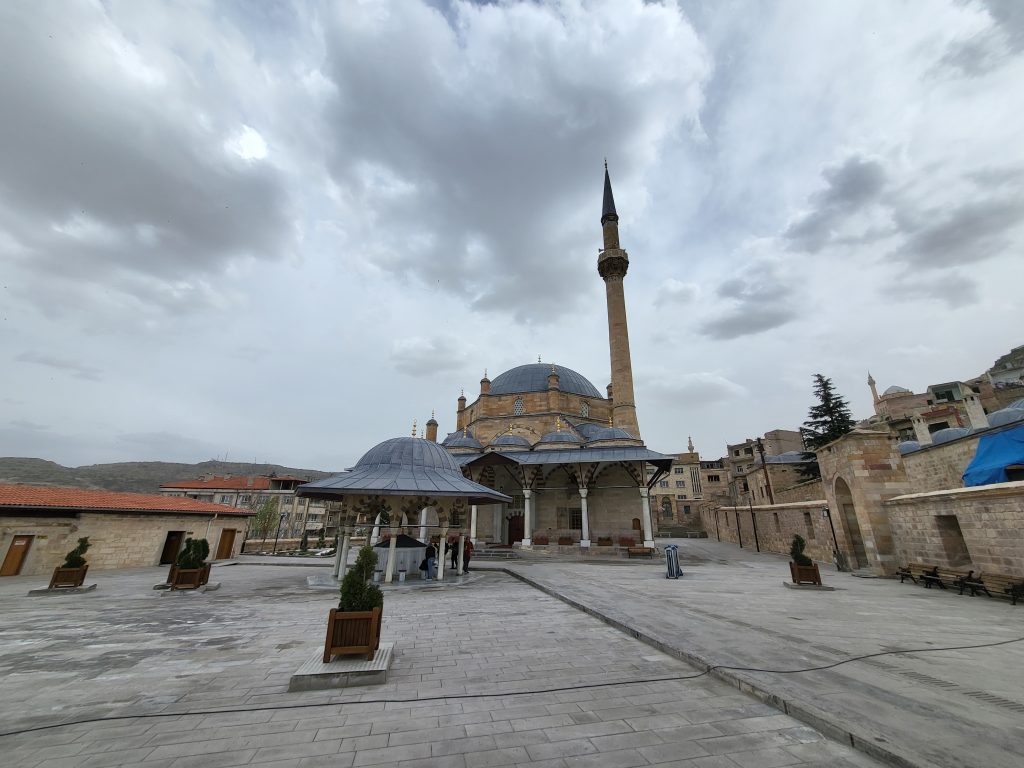Il cortile della moschea di Kursunlu a Nevsehir Cappadocia