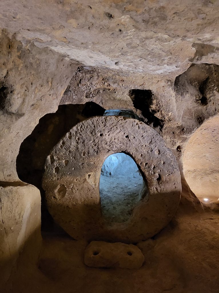 Porta della città sotterranea di Mazı Cappadocia