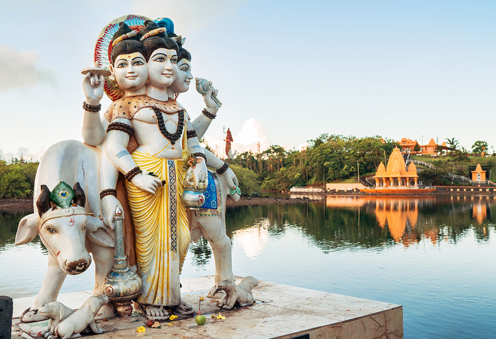 rito indù sul lago sacro di Ganga Talao